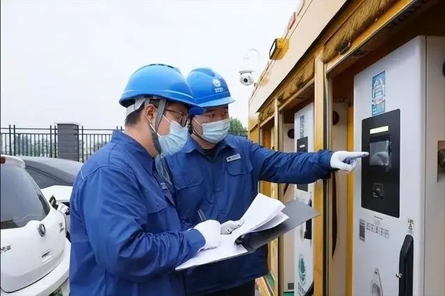 全省首個(gè)！ups應(yīng)急充電艙亮相濰坊西服務(wù)區(qū)